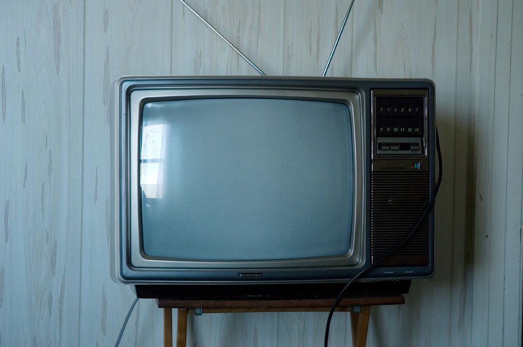 How to watch youtube tv hotsell on old tv